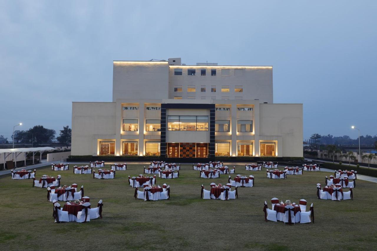 Viraj Sarovar Portico จามมู ภายนอก รูปภาพ