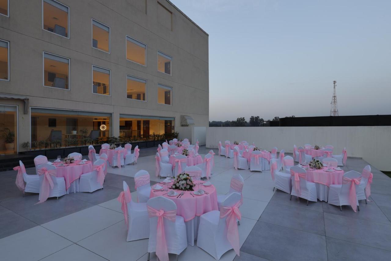 Viraj Sarovar Portico จามมู ภายนอก รูปภาพ